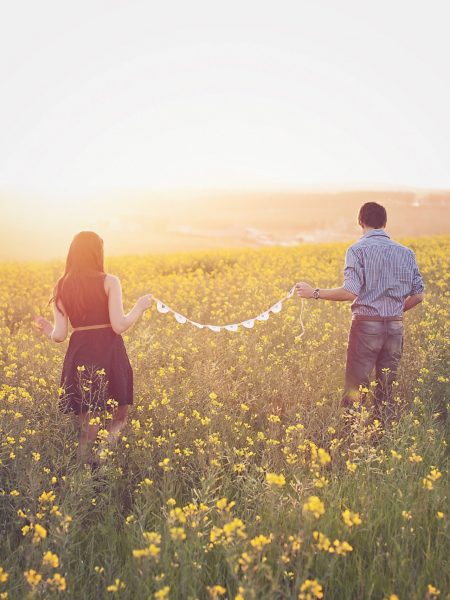 back-view-countryside-couple-cropland-302035